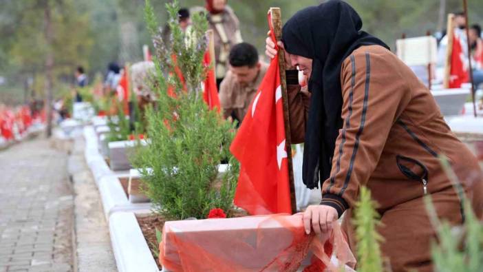 Deprem şehitleri mezarlığında göz yaşları sel oldu