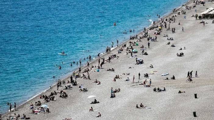 Antalya sahillerinde bayram tatili yoğunluğu yaşanıyor