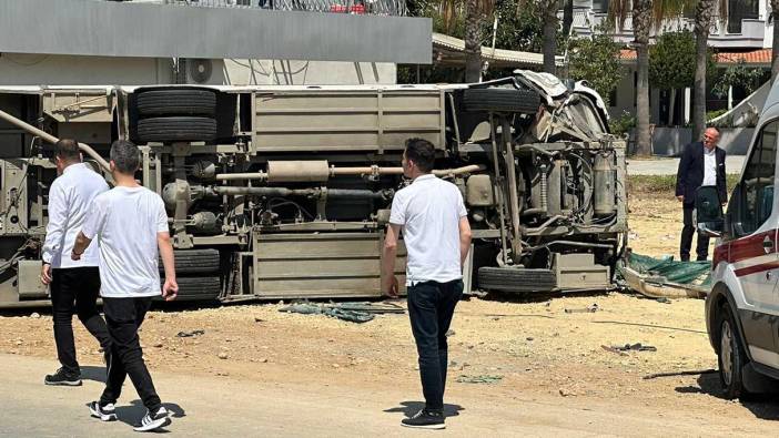 Antalya'da otel servisi otomobille çarpıştı! Çok sayıda yaralı var