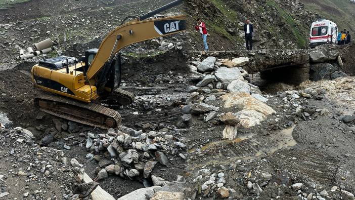 Sel felaketi köy yolunu ikiye ayırdı, ekipler hamile kadın için seferber oldu