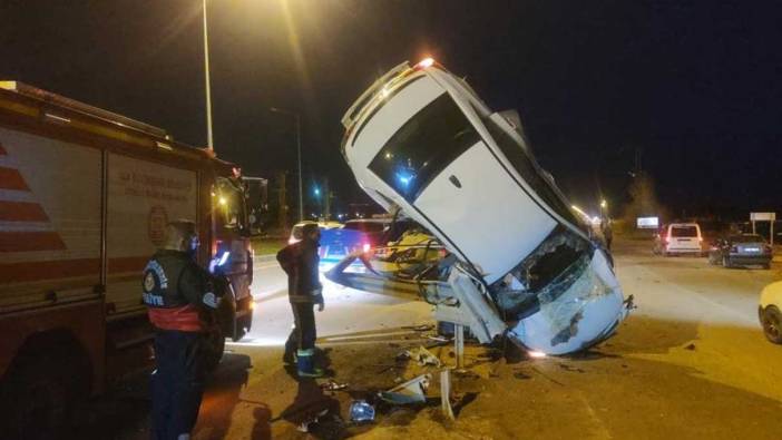 Bariyerlere çarpan otomobil dik şekilde asılı kaldı!