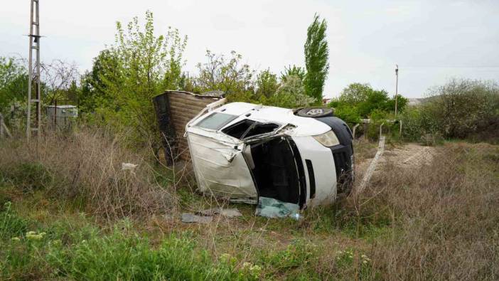 Virajı alamayan kamyonet takla attı: 3 yaralı