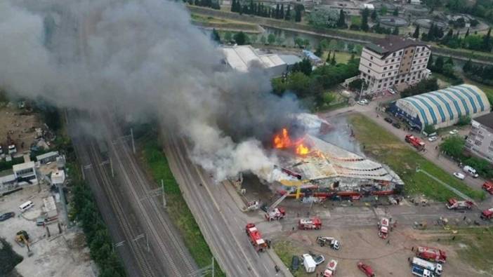 Kocaeli'de market deposunda yangın! Ekiplerin müdahalesi sürüyor