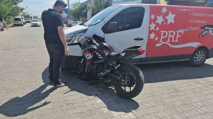 Motosiklet araca ok gibi saplandı