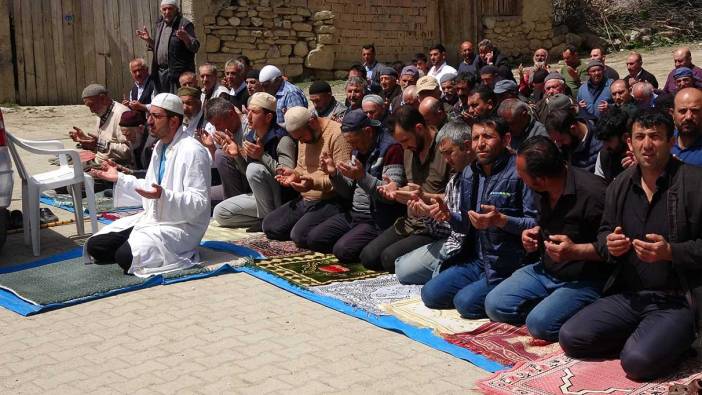 Camisi depremde hasar alan cemaat namazı meydanda kıldı