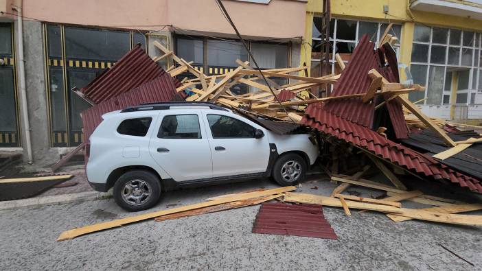 Amasya'da kuvvetli rüzgar çatıları araçların üzerine uçurdu