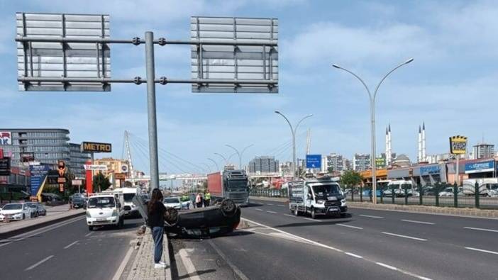 Sürücü takla atan otomobilden sağ çıktı