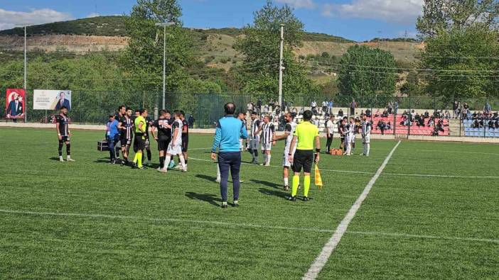 Saha içi bir anda karıştı! Futbolcular tekme tokat birbirine girdi