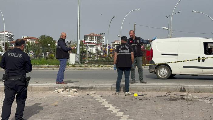 Otomobil kaldırımda yürüyenlerin arasına daldı: 1 yaralı