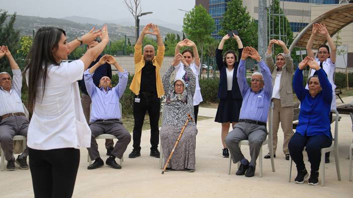 65 yaş üstü hastalar hastane bahçesinde egzersiz yaptı