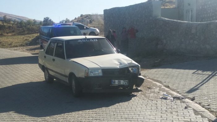 Kuzeninin otomobille çarptığı motosikletli öldü