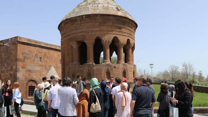 Akademisyen ve üniversite öğrencileri Ahlat’ın tarihi mekanlarını gezdi