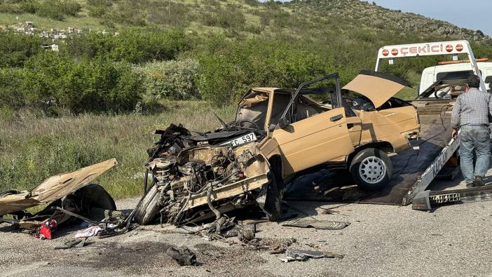 Balıkesir'de otomobil tır ile çarpıştı: 2 ölü 1 yaralı