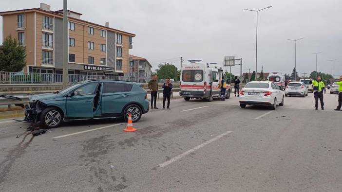 Arkasından çarptığı otomobil bariyerlere girdi kendisi kaçıp gitti: 2 yaralı