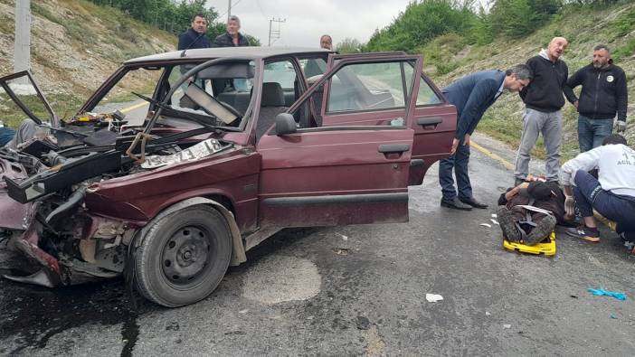 Sakarya’da otomobil ile hafif ticari araç kafa kafaya çarpıştı: 3 yaralı