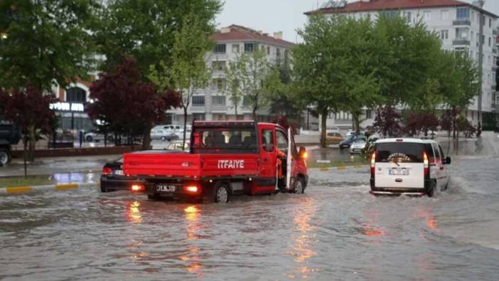 Çorum'da şiddetli yağış hayatı olumsuz etkiledi