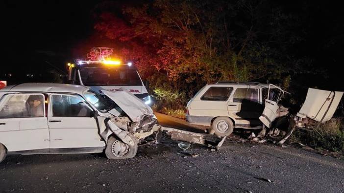 Burdur'da otomobiller kafa kafaya çarpıştı