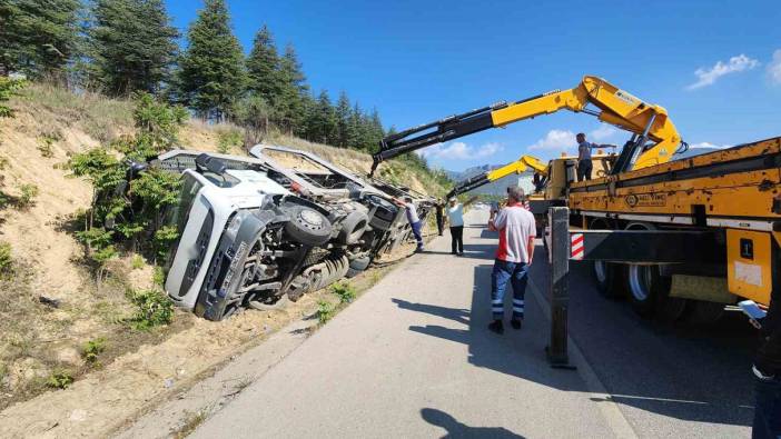 Burdur’da otomobil taşıyan çekici şarampole devrildi: 1 yaralı