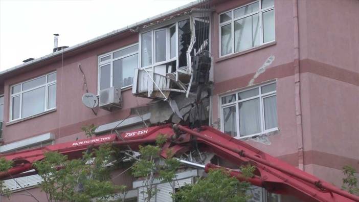 Üsküdar’da beton pompası apartmanın üzerine devrildi!