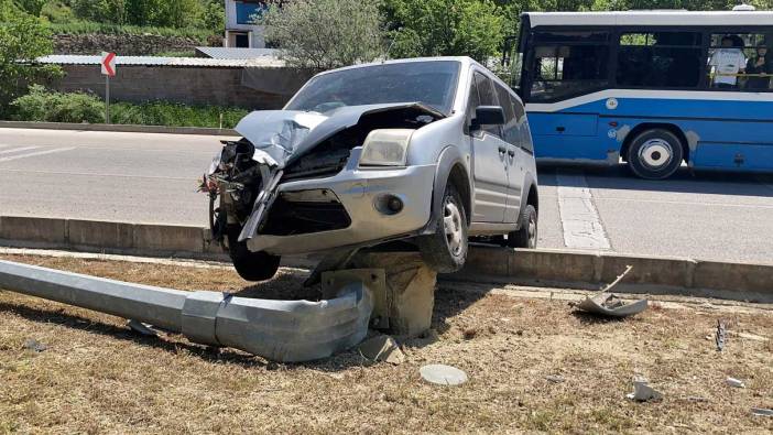 Burdur’da araç kontrolden çıktı! Aydınlatma direğine çarptı