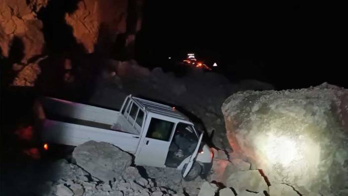 Hakkari'de dev kayalar kara yoluna düştü