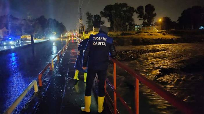 Hatay'da kuvvetli yağışlar nedeniyle caddeler göle döndü