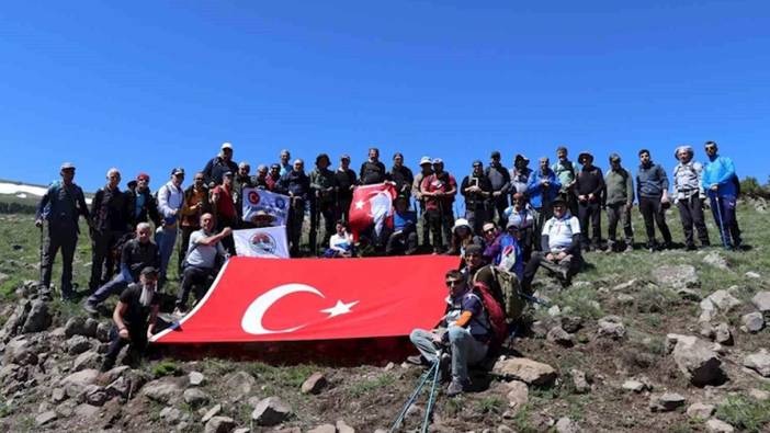 19 Mayıs için karlı dağlarda yürüdü