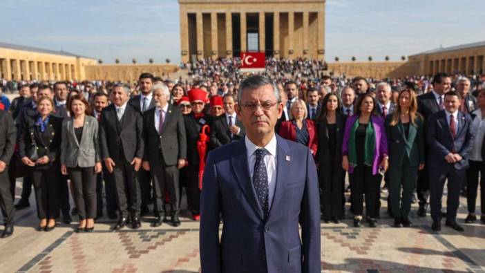 Özgür Özel, gençlerle birlikte Anıtkabir'e yürüdü