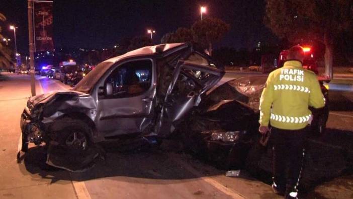 Kartal'da aşırı hız yapan sürücü park halindeki araçlara çarptı