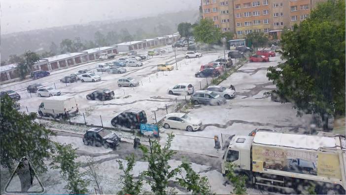 Polonya'da sağanak yağış ve dolu hayatı felç etti