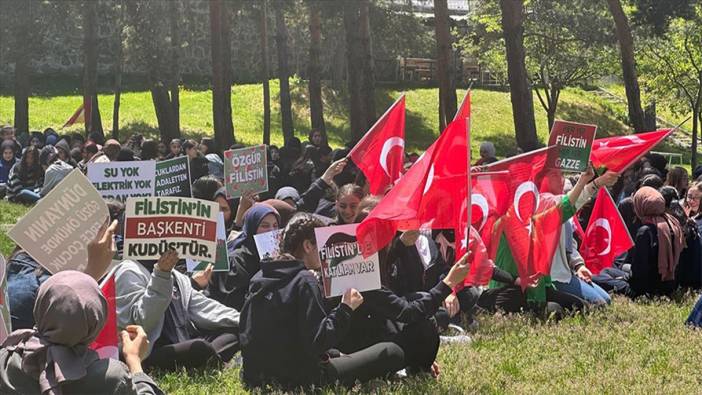 Erzurum'da lise öğrencileri Gazze için sessiz yürüyüş ve oturma eylemi yaptı