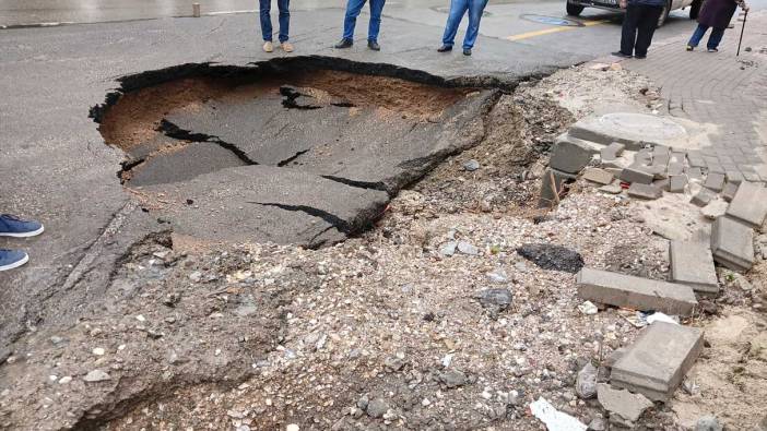 Ankara'yı şiddetli yağış vurdu! Yollar çöktü