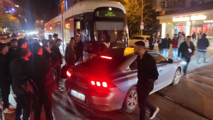 Tramvay dönüş yapan otomobile çarptı