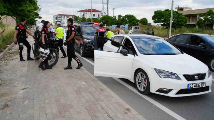 Dur ihtarına uymadı! Otomobilden uyuşturucu attı