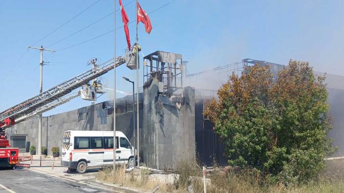 Silivri’de boya imalatı fabrikasının deposunda yangın!