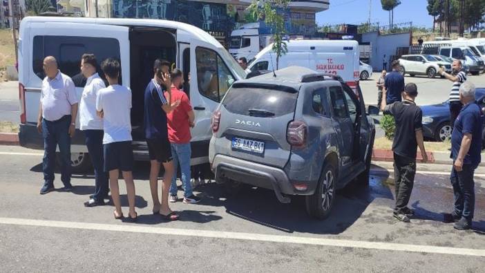 Minibüs ile hafif ticari araç çarpıştı: Yaralı var