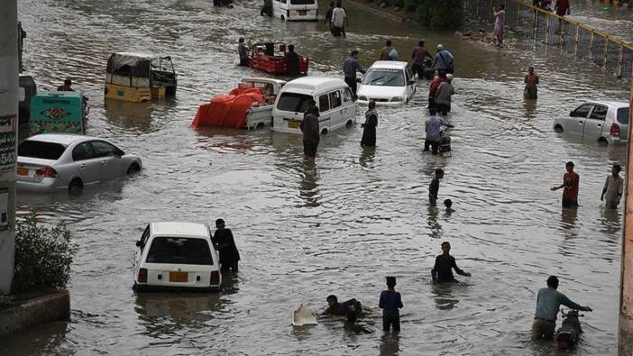 Pakistan'ı fırtına vurdu: 8 ölü 40 yaralı!