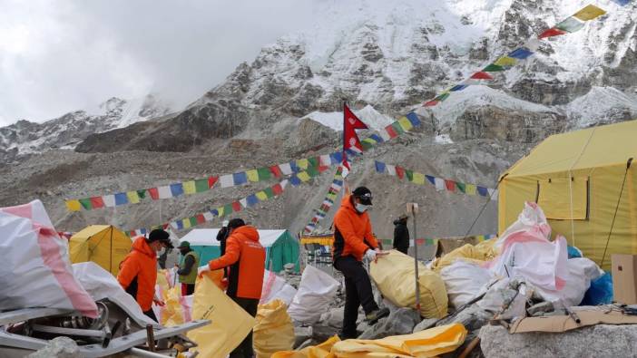 Himalayalar ve Everest Dağı'ndan 11 ton ve 4 ceset çıkarıldı