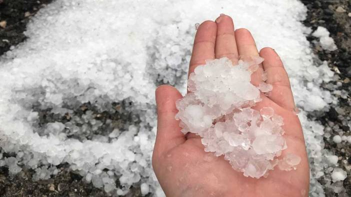 Bayburt’ta korkutan manzara! Taş büyüklüğünde dolu yağdı