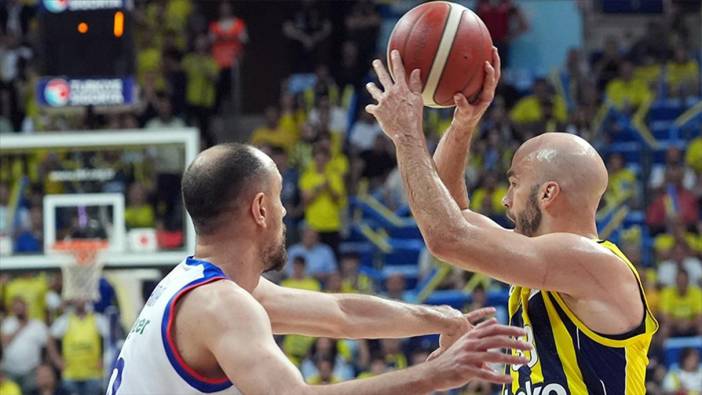 Anadolu Efes seride durumu 2-1'e getirdi