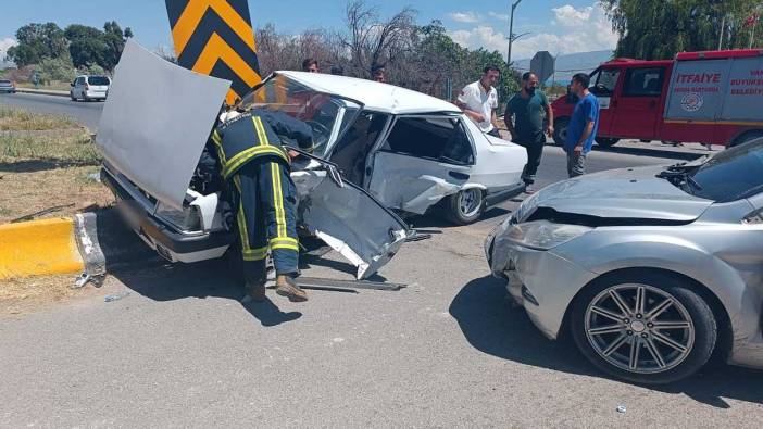 Van'da iki araç kafa kafaya çarpıştı. Çok sayıda yaralı var