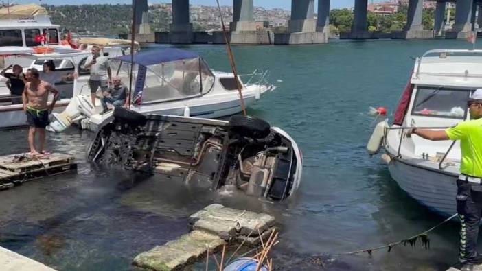 Arabasını park etmeye çalışırken denize düştü. Son anda kurtuldu