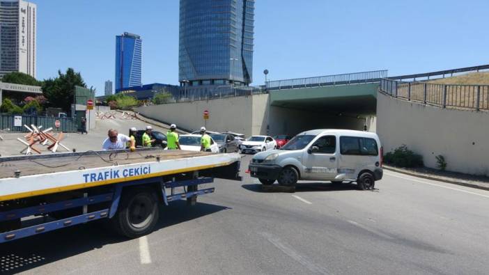 Kartal'da iki araç çarpıştı, savrulan araç yan yattı