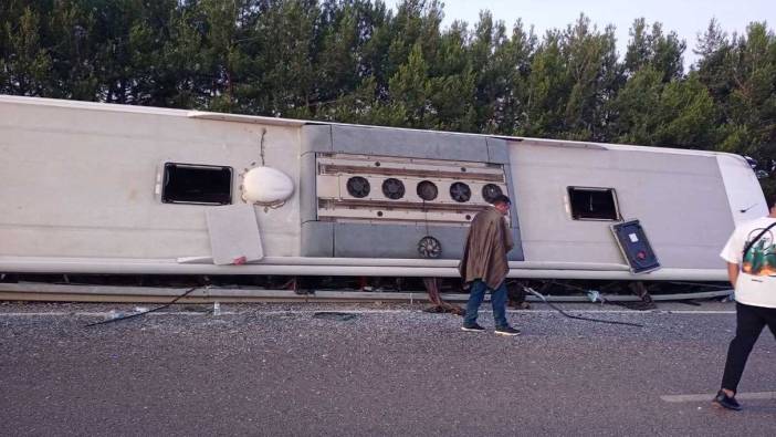 Uşak'ta yolcu otobüsü devrildi. Çok sayıda yaralı var