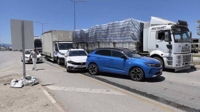 Bursa'da trafik kazası. 4 araç birbirine girdi