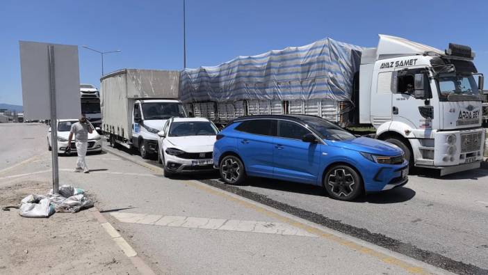 İnegöl'de TIR, kamyonet ve 2 cip kazaya karıştı. 2 yaralı var