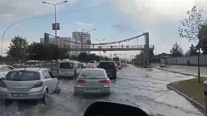 O ilde sağanak yağış yolları göle döndürdü