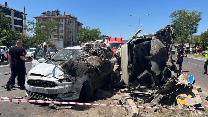 Bolu'da feci kaza! Otomobil ortadan ikiye bölündü. Ölü ve yaralılar var