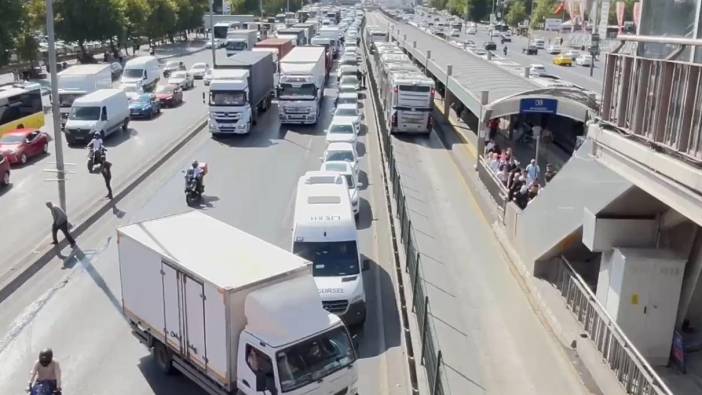 Beylikdüzü'nde tır kazası. Yol trafiğe kapandı