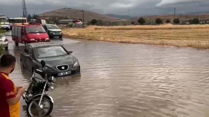 Zile'de sağanak yağış sonucu cadde ve sokaklar göle döndü